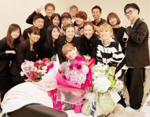 Ayumi Hamasaki Instagram - A staff‼️この人達が居なければ ’浜崎あゆみ’ は存在出来ないのです。いつも本当にありがとうございます✨

(なんでコメ写ってないんだろ？笑)

#ayu26th 
#ayu26thanniversary 

📷　@masayukikamo
