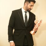 Ayushmann Khurrana Instagram – “Most loved youth idol of the year.” 🖤  #BHStyleIcons2024

Trying to act cool with this award, but deep down, I’m just a regular guy with big dreams and a lot of gratitude 🥹
Thanks, @realbollywoodhungama 🙏🏽

#BollywoodHungamaStyleIcons 

#BollywoodHungama