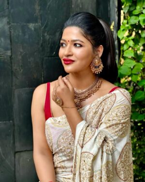 Azmeri Haque Badhon Instagram - শুভ নববর্ষ ❤️! 

Wearing @safiyasathi 
@gluedtogether.handcrafted.art