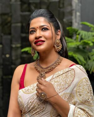 Azmeri Haque Badhon Instagram - শুভ নববর্ষ ❤️! 

Wearing @safiyasathi 
@gluedtogether.handcrafted.art