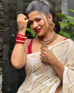 Azmeri Haque Badhon Instagram - শুভ নববর্ষ ❤️! Wearing @safiyasathi @gluedtogether.handcrafted.art