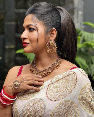 Azmeri Haque Badhon Instagram - শুভ নববর্ষ ❤️! 

Wearing @safiyasathi 
@gluedtogether.handcrafted.art