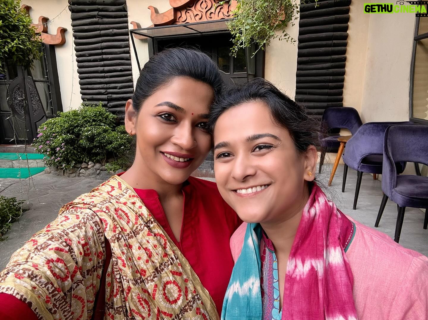Azmeri Haque Badhon Instagram - I met with her after so long, but the connection we have developed over time is so strong and real that when I talk to her, I feel like she can feel me and my thoughts! And I feel like I can breathe whenever I talk to her. Love you 🥰