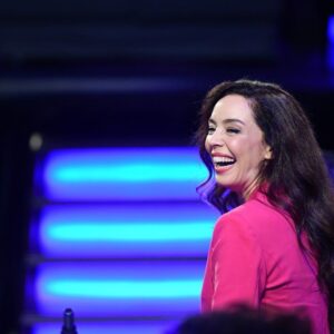 Azra Akın Instagram - Hayranı olduğum sizlerle aynı sahnede olmaktan duyduğum mutluluğu nasıl anlatsam bilemiyorum. Provalar, çekimler, arada verdiğimiz molalardaki harika sohbetler. Çok uzun zamandır bu kadar güzel insanı bir arada görmemiştim.
Çok teşekkür ederim.🎭🎬❤️ @cokguzelhareketler2