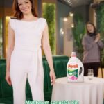 Azra Akın Instagram - Kıyafetlerimizin lekelenmesinin binlerce yolu olsa da kusursuz temizliğin yalnızca bir yolu var! Yeni Persil Derin Temizleme Plus güçlü formülü ile kumaşın derinliklerine inerek zorlu lekeleri çıkarıyor ve grileşmeyi önlüyor” Ben yeni Persil Derin Temizleme Plus’a güveniyorum😊