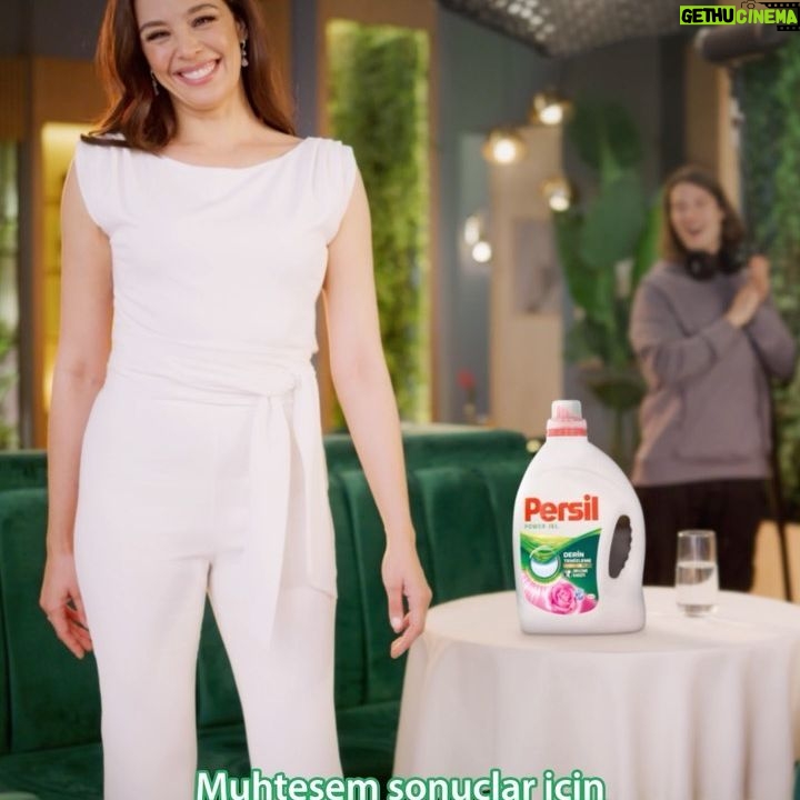 Azra Akın Instagram - Kıyafetlerimizin lekelenmesinin binlerce yolu olsa da kusursuz temizliğin yalnızca bir yolu var! Yeni Persil Derin Temizleme Plus güçlü formülü ile kumaşın derinliklerine inerek zorlu lekeleri çıkarıyor ve grileşmeyi önlüyor” Ben yeni Persil Derin Temizleme Plus’a güveniyorum😊