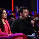 Azra Akın Instagram - Hayranı olduğum sizlerle aynı sahnede olmaktan duyduğum mutluluğu nasıl anlatsam bilemiyorum. Provalar, çekimler, arada verdiğimiz molalardaki harika sohbetler. Çok uzun zamandır bu kadar güzel insanı bir arada görmemiştim. Çok teşekkür ederim.🎭🎬❤️ @cokguzelhareketler2