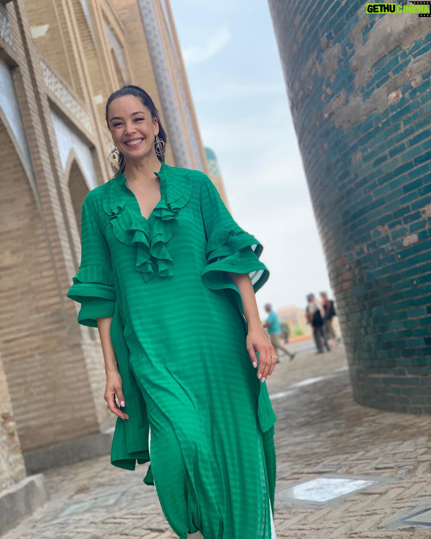 Azra Akın Instagram - 💚💙 Photo by: @murodjon_agzamov_official