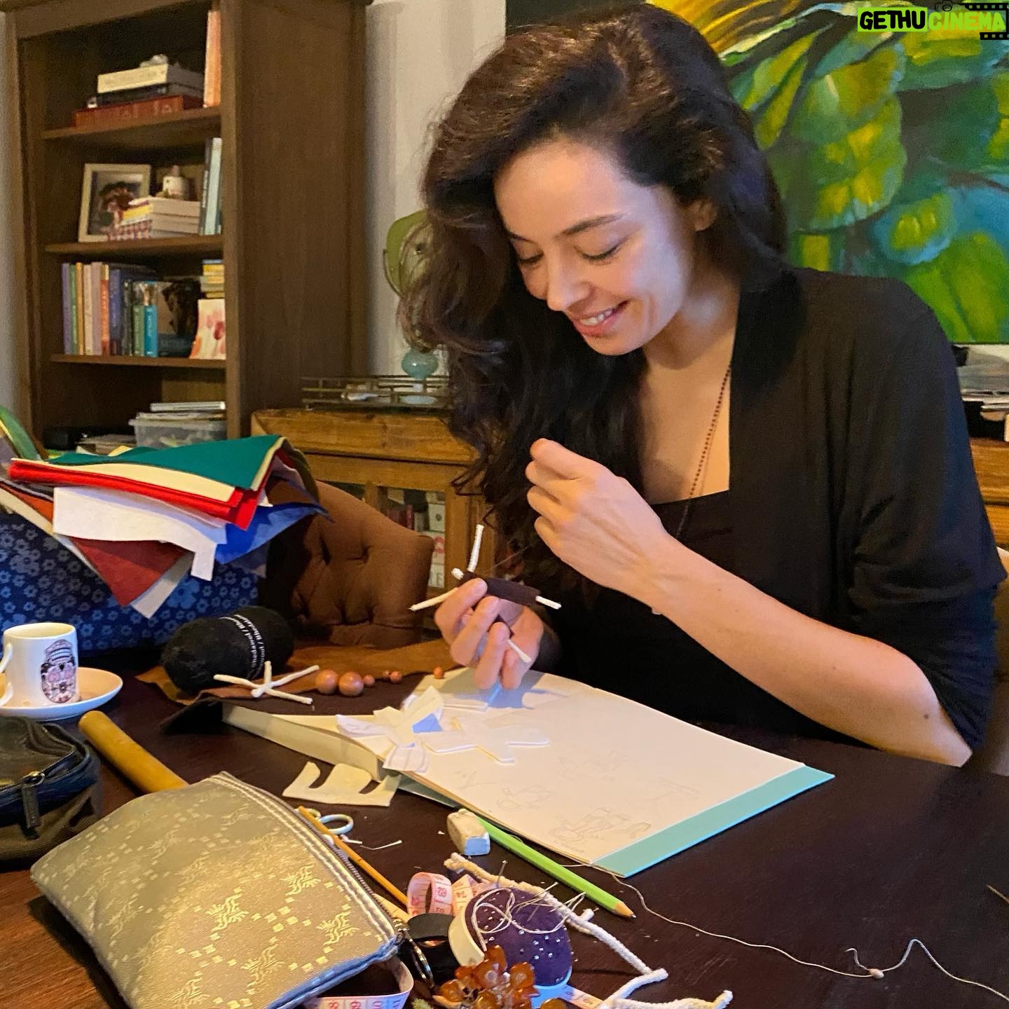 Azra Akın Instagram - Sonbahardan 🍁 kışa ⛄️geçiyoruz. Mevsim masası için keçeden bebeklerimi, hayvancıklarımı yapmaya başladım 🤗 Çok yakında “Mevsim Masası”nı da sizlerle paylaşacağım😉 “Mevsim masası nedir?” diye soracaksınız belki 🤓 Mevsim Masası, çocukların mevsim geçişlerinin ritmini anlamaları, doğayla bağlantı kurabilmeleri için yapılan bir çalışma. Biz bunu Demir’le birlikte yaparken çok eğleniyoruz. Bu aktiviteyle ebeveynlerle çocuklar birlikte çok güzel zaman geçiriyorlar. ♥️ #azraakininmevsimmasasi #mevsimler #keçe