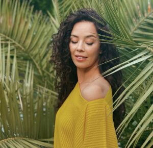 Azra Akın Instagram - 💛
