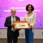 Azra Akın Instagram - Bugün hayatımın en duygulu en güzel günlerinden biriydi. Darülaceze'den içeri girdiğim andan itibaren sıcacık, sevgiyle kuşatılmış bir dünyadaydım. Darülaceze'de yaşayan tüm konukların, çalışanların mutlu, huzurlu olduğunu ve içtenlikle gülümsediğini görmek beni bir kat daha mutlu etti.. Bu unutulmaz günü yaşatan sımsıcak yürekleriniz, muhteşem ev sahipliğiniz için Sayın Hamza Cebeci başkanımız başta olmak üzere tüm güzel yürekli ekibine ne kadar teşekkür etsem azdır. Sevgi ve saygılarımla