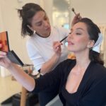 Azra Akın Instagram - Kariyerimde ilk kez kapak olduğum @marieclairetr ‘in 35. yıl kutlamasına hazırlık… Canım @cigdemyartasi ve canım @feritbelli ellerinize sağlık ❤️