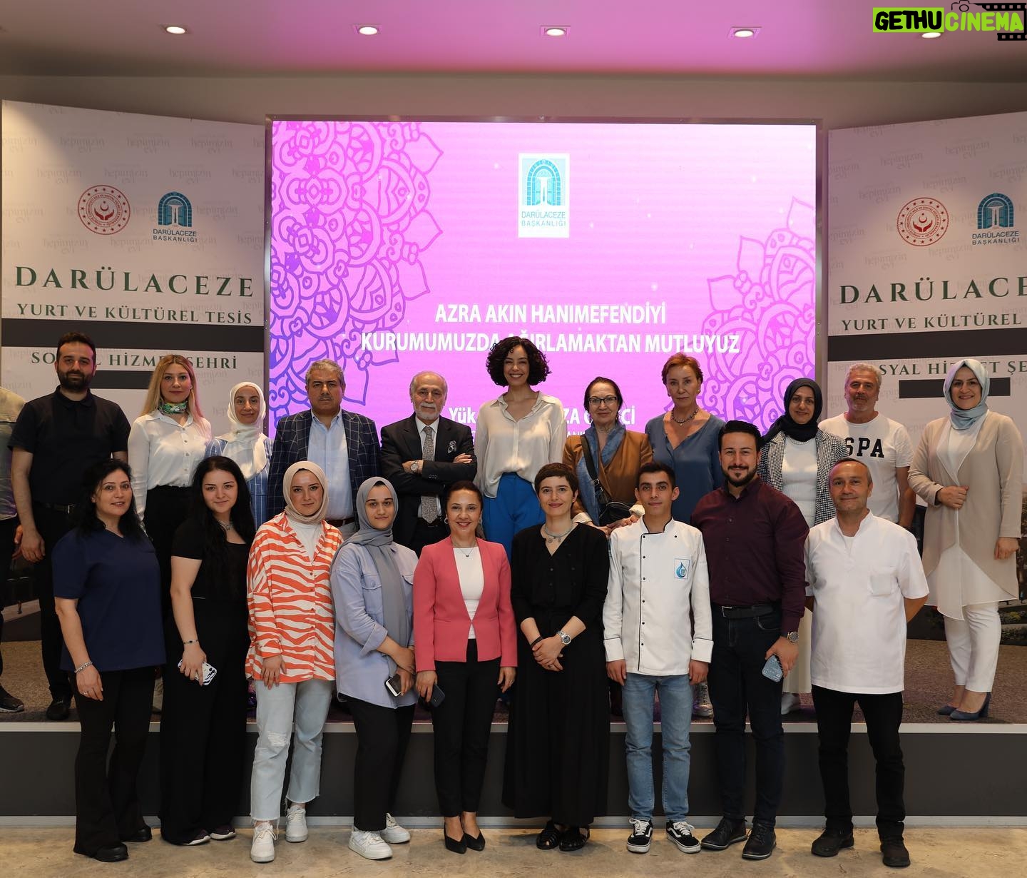 Azra Akın Instagram - Bugün hayatımın en duygulu en güzel günlerinden biriydi. Darülaceze'den içeri girdiğim andan itibaren sıcacık, sevgiyle kuşatılmış bir dünyadaydım. Darülaceze'de yaşayan tüm konukların, çalışanların mutlu, huzurlu olduğunu ve içtenlikle gülümsediğini görmek beni bir kat daha mutlu etti.. Bu unutulmaz günü yaşatan sımsıcak yürekleriniz, muhteşem ev sahipliğiniz için Sayın Hamza Cebeci başkanımız başta olmak üzere tüm güzel yürekli ekibine ne kadar teşekkür etsem azdır. Sevgi ve saygılarımla
