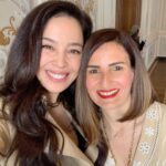 Azra Akın Instagram - Canım Ömür ne anlamlı bir buluşma oldu. Bütün dünyada çocuklar eşit büyüsün dileğim.. Kız çocukların eğitimi için bizi bir araya etirdiğin için teşekkür ederim. 💕💕💕 @omursabuncuoglu #sizinöykünüz 📚👩🏼‍🤝‍👩🏻👩🏻‍🤝‍👩🏾👩🏿‍🤝‍👩🏼