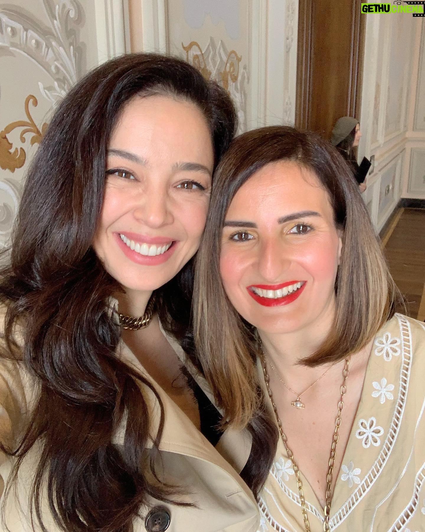 Azra Akın Instagram - Canım Ömür ne anlamlı bir buluşma oldu. Bütün dünyada çocuklar eşit büyüsün dileğim.. Kız çocukların eğitimi için bizi bir araya etirdiğin için teşekkür ederim. 💕💕💕 @omursabuncuoglu #sizinöykünüz 📚👩🏼🤝👩🏻👩🏻🤝👩🏾👩🏿🤝👩🏼