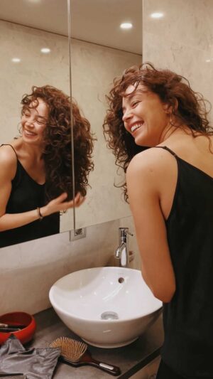 Azra Akın Instagram - “Saçlarını nasıl yapıyorsun?” sorusuna cevap vermek istedim😉 Saçlarım zaten dalgalı olduğu için 15 yaşımdan beri parmağımla kıvırarak şekillendiriyorum🙈 Bu işlemi yaparken bazen uygun ürünler de kullanıyorum. Parmakla saç şekillendirme sırrı aramızda kalsın😜