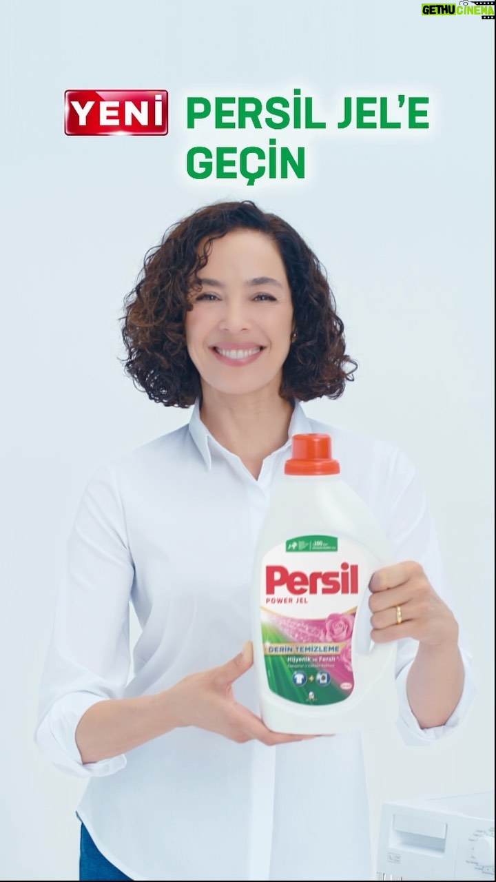 Azra Akın Instagram - Hijyenik bir çamaşır makinesi ile temiz ve ferah çamaşırlar için Yeni Persil Jel’e geçin. #Persil