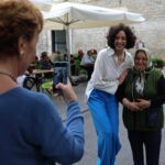 Azra Akın Instagram - Bugün hayatımın en duygulu en güzel günlerinden biriydi. Darülaceze'den içeri girdiğim andan itibaren sıcacık, sevgiyle kuşatılmış bir dünyadaydım. Darülaceze'de yaşayan tüm konukların, çalışanların mutlu, huzurlu olduğunu ve içtenlikle gülümsediğini görmek beni bir kat daha mutlu etti.. Bu unutulmaz günü yaşatan sımsıcak yürekleriniz, muhteşem ev sahipliğiniz için Sayın Hamza Cebeci başkanımız başta olmak üzere tüm güzel yürekli ekibine ne kadar teşekkür etsem azdır. Sevgi ve saygılarımla