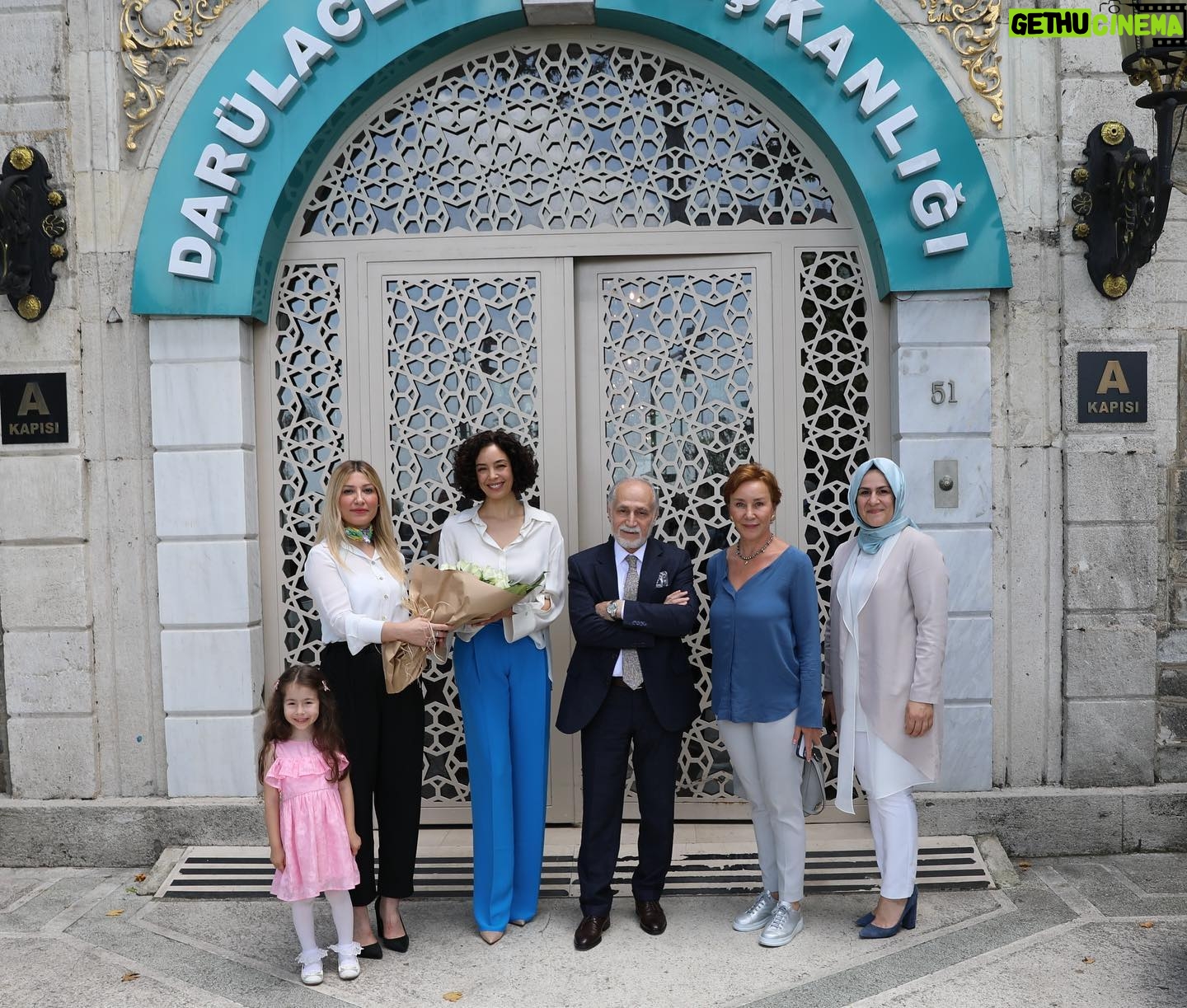 Azra Akın Instagram - Bugün hayatımın en duygulu en güzel günlerinden biriydi. Darülaceze'den içeri girdiğim andan itibaren sıcacık, sevgiyle kuşatılmış bir dünyadaydım. Darülaceze'de yaşayan tüm konukların, çalışanların mutlu, huzurlu olduğunu ve içtenlikle gülümsediğini görmek beni bir kat daha mutlu etti.. Bu unutulmaz günü yaşatan sımsıcak yürekleriniz, muhteşem ev sahipliğiniz için Sayın Hamza Cebeci başkanımız başta olmak üzere tüm güzel yürekli ekibine ne kadar teşekkür etsem azdır. Sevgi ve saygılarımla