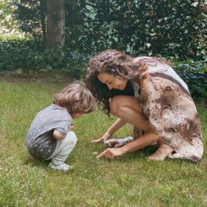 Azra Akın Instagram - Uğur böceği gördük🐞 Şans getirsin🤍