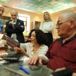 Azra Akın Instagram - Bugün hayatımın en duygulu en güzel günlerinden biriydi. Darülaceze'den içeri girdiğim andan itibaren sıcacık, sevgiyle kuşatılmış bir dünyadaydım. Darülaceze'de yaşayan tüm konukların, çalışanların mutlu, huzurlu olduğunu ve içtenlikle gülümsediğini görmek beni bir kat daha mutlu etti.. Bu unutulmaz günü yaşatan sımsıcak yürekleriniz, muhteşem ev sahipliğiniz için Sayın Hamza Cebeci başkanımız başta olmak üzere tüm güzel yürekli ekibine ne kadar teşekkür etsem azdır. Sevgi ve saygılarımla