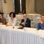 Azra Akın Instagram - Bugün hayatımın en duygulu en güzel günlerinden biriydi. Darülaceze'den içeri girdiğim andan itibaren sıcacık, sevgiyle kuşatılmış bir dünyadaydım. Darülaceze'de yaşayan tüm konukların, çalışanların mutlu, huzurlu olduğunu ve içtenlikle gülümsediğini görmek beni bir kat daha mutlu etti.. Bu unutulmaz günü yaşatan sımsıcak yürekleriniz, muhteşem ev sahipliğiniz için Sayın Hamza Cebeci başkanımız başta olmak üzere tüm güzel yürekli ekibine ne kadar teşekkür etsem azdır. Sevgi ve saygılarımla