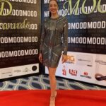 Azra Akın Instagram - @umudumolurmusundernegi_ ile sağlık çalışanlarının geride bıraktıkları çocukları için gerçekleştirdiğimiz sosyal sorumluluk projemiz @moododulleri'nde #eniyisosyalsorumlulukprojesi seçilmiştir. Bu konulardaki duyarlılığı için @burakakanmood ve @moododulleri'ne teşekkür ederim. Bu gece beni ışıl ışıl yapan kıyafet için @rasitbagzibagli 🙏🏼❤️💃🏻 Beni yine saç/makyaj hazırlığı için yalnız bırakmayan @ahmetcobain ‘ne 🙏🏼💇🏻‍♀️💄💜 #moodawards
