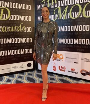 Azra Akın Instagram - @umudumolurmusundernegi_ ile sağlık çalışanlarının geride bıraktıkları çocukları için gerçekleştirdiğimiz sosyal sorumluluk projemiz @moododulleri'nde #eniyisosyalsorumlulukprojesi seçilmiştir. Bu konulardaki duyarlılığı için @burakakanmood ve @moododulleri'ne teşekkür ederim. 
Bu gece beni ışıl ışıl yapan kıyafet için @rasitbagzibagli 🙏🏼❤️💃🏻
Beni yine saç/makyaj hazırlığı için yalnız bırakmayan @ahmetcobain ‘ne 🙏🏼💇🏻‍♀️💄💜
#moodawards