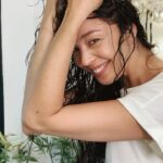 Azra Akın Instagram - Harika kokusu ve güçlü içerikleriyle bukleli saçlarımın favorisi Kérastase Curl Manifesto! Peki ben bakımımı nasıl mı yapıyorum? Önce serideki Bain Hydration Douceur saç banyosu ile saçlarımı güzelce arındırıyorum. Ardından besleyici Masque Beurre Haute maske ile saçlarımı derinlemesine nemlendiriyorum. Kusursuz bukleler için ise Gelee Curl Contour jel şekillendiriciyi uyguluyorum ve buklelerimi canlandırıp, belirginleştiriyorum. Ta-taaa işte en sevdiğim, enerjik bukleler ile güne hazırım!🤩🎉 Siz de Curl Manifesto serisini daha yakından incelemek ve satın almak için Kérastase danışman salonlarını ziyaret etmeyi unutmayın! #CurlManifesto #GüzelliğinManifestosu #işbirliği