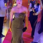 Azra Akın Instagram - Hoşbulduk Özbekistan 😍 Türk gecesinden çok güzel bir anı. Teşekkürler @yerlidusuncedernegi @tckulturturizm Arzu’cuğum herkes kıyafetimi çok beğendi 💃🏻😘 @arzukaprolofficial Küpeler için sevgili @the_ninon 🙏🏼💎✨ Video by: @yaseminzk