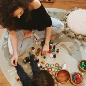 Azra Akın Instagram - Tüm çocukların anneleri ile hophop oyunu oynayabildiği günler dilerim🤍 Her kadın annedir💐