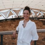 Azra Akın Instagram - Biz geçen haftasonu Ömür ve Gülenay ile Şanlıurfa’ya gittik. Uçaktan iner inmez soluğu Göbeklitepe’de aldık, sonra karnımız acıktı ciğerciye gittik, şahane tatlar denedik. Biber almadan dönmek olmazdı, baharatçıya uğradık. Oradan çıktık Harran evlerine gittik. Harika fotoğraflar çektirdik. Nasıl akşam olduğunu anlamadık bile… Veee bir anda kendimizi Urfa sıra gecelerinde bulduk. Çiğköfte yedik, şıllık tatlısının tadına baktık ve ben kendimi müziğin ritmine bıraktım. Çok mu uzun anlattım:) İşte bunların hepsi birazdan ‘Cumartesi Sürprizi’ ile Show Tv ekranlarında. ‘Pazar Sürprizi’ içinde ayrı sürprizlerimiz var. Onu da ayrıca anlatırız artık değil mi? @omursabuncuoglu