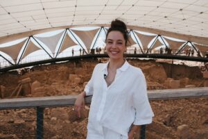 Azra Akın Instagram - Biz geçen haftasonu Ömür ve Gülenay ile Şanlıurfa’ya gittik. Uçaktan iner inmez soluğu Göbeklitepe’de aldık, sonra karnımız acıktı ciğerciye gittik, şahane tatlar denedik. Biber almadan dönmek olmazdı, baharatçıya uğradık. Oradan çıktık Harran evlerine gittik. Harika fotoğraflar çektirdik. Nasıl akşam olduğunu anlamadık bile… Veee bir anda kendimizi Urfa sıra gecelerinde bulduk. Çiğköfte yedik, şıllık tatlısının tadına baktık ve ben kendimi müziğin ritmine bıraktım. Çok mu uzun anlattım:) İşte bunların hepsi birazdan ‘Cumartesi Sürprizi’ ile Show Tv ekranlarında. ‘Pazar Sürprizi’ içinde ayrı sürprizlerimiz var. Onu da ayrıca anlatırız artık değil mi? @omursabuncuoglu
