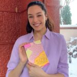 Azra Akın Instagram – SİZİN ÖYKÜNÜZ adlı kitap sevgili Ömür Sabuncuoğlu tarafından “kız çocuklarının eğitimine katkı sağlamak” amacıyla hazırlandı. Benim de bu kitapta bir öyküm var. Aldığınız her kitap bir kızımızın eğitimine katkı sağlayacak. 📚🎡🎈@omursabuncuoglu #sizinöykünüz