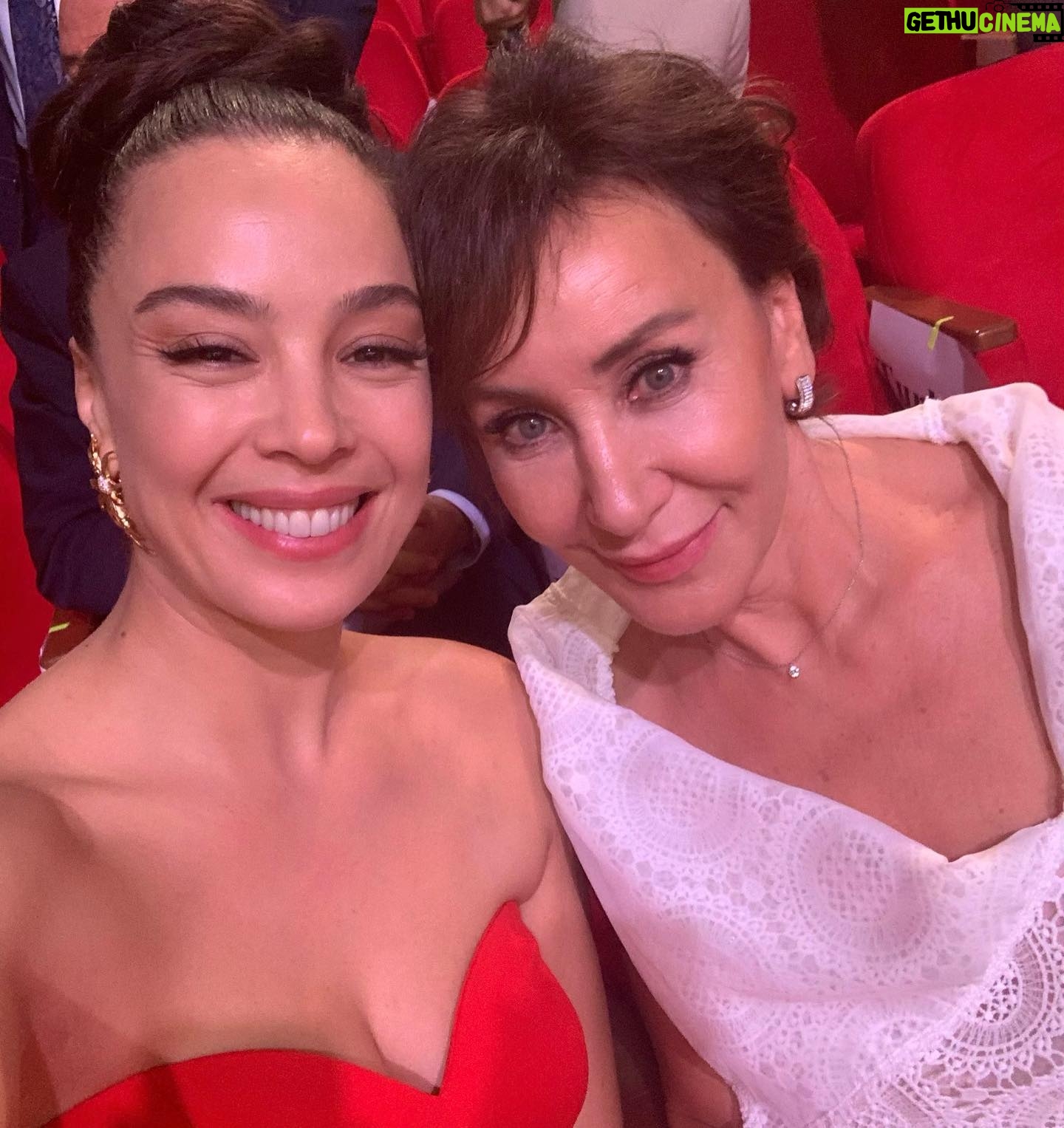 Azra Akın Instagram - Nice Film Festivallarine Yaseminimle ❤️🐱🐱❤️ @yaseminzk #tashkentinternationalfilmfestival