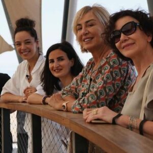 Azra Akın Instagram - Biz geçen haftasonu Ömür ve Gülenay ile Şanlıurfa’ya gittik. Uçaktan iner inmez soluğu Göbeklitepe’de aldık, sonra karnımız acıktı ciğerciye gittik, şahane tatlar denedik. Biber almadan dönmek olmazdı, baharatçıya uğradık. Oradan çıktık Harran evlerine gittik. Harika fotoğraflar çektirdik. Nasıl akşam olduğunu anlamadık bile… Veee bir anda kendimizi Urfa sıra gecelerinde bulduk. Çiğköfte yedik, şıllık tatlısının tadına baktık ve ben kendimi müziğin ritmine bıraktım. Çok mu uzun anlattım:) İşte bunların hepsi birazdan ‘Cumartesi Sürprizi’ ile Show Tv ekranlarında. ‘Pazar Sürprizi’ içinde ayrı sürprizlerimiz var. Onu da ayrıca anlatırız artık değil mi? @omursabuncuoglu