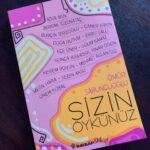Azra Akın Instagram – SİZİN ÖYKÜNÜZ adlı kitap sevgili Ömür Sabuncuoğlu tarafından “kız çocuklarının eğitimine katkı sağlamak” amacıyla hazırlandı. Benim de bu kitapta bir öyküm var. Aldığınız her kitap bir kızımızın eğitimine katkı sağlayacak. 📚🎡🎈@omursabuncuoglu #sizinöykünüz
