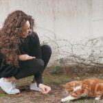 Azra Akın Instagram - Sevimli dostlarımız için bir kap su, mama ve birazcık oyun hayat kurtarır🐾