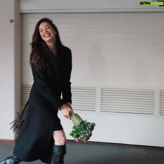 Azra Akın Instagram - Cuma koşturması bitti🤫 Taze çiçeklerle eve giriş yapıldı🌸