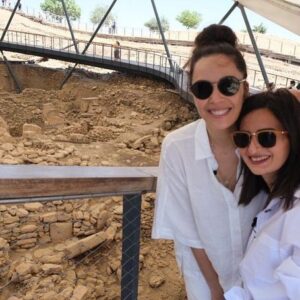 Azra Akın Instagram - Biz geçen haftasonu Ömür ve Gülenay ile Şanlıurfa’ya gittik. Uçaktan iner inmez soluğu Göbeklitepe’de aldık, sonra karnımız acıktı ciğerciye gittik, şahane tatlar denedik. Biber almadan dönmek olmazdı, baharatçıya uğradık. Oradan çıktık Harran evlerine gittik. Harika fotoğraflar çektirdik. Nasıl akşam olduğunu anlamadık bile… Veee bir anda kendimizi Urfa sıra gecelerinde bulduk. Çiğköfte yedik, şıllık tatlısının tadına baktık ve ben kendimi müziğin ritmine bıraktım. Çok mu uzun anlattım:) İşte bunların hepsi birazdan ‘Cumartesi Sürprizi’ ile Show Tv ekranlarında. ‘Pazar Sürprizi’ içinde ayrı sürprizlerimiz var. Onu da ayrıca anlatırız artık değil mi? @omursabuncuoglu
