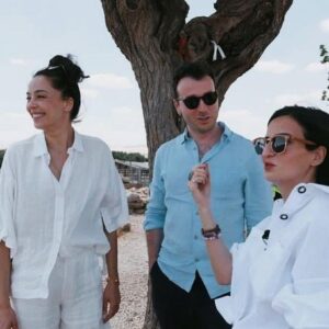 Azra Akın Instagram - Biz geçen haftasonu Ömür ve Gülenay ile Şanlıurfa’ya gittik. Uçaktan iner inmez soluğu Göbeklitepe’de aldık, sonra karnımız acıktı ciğerciye gittik, şahane tatlar denedik. Biber almadan dönmek olmazdı, baharatçıya uğradık. Oradan çıktık Harran evlerine gittik. Harika fotoğraflar çektirdik. Nasıl akşam olduğunu anlamadık bile… Veee bir anda kendimizi Urfa sıra gecelerinde bulduk. Çiğköfte yedik, şıllık tatlısının tadına baktık ve ben kendimi müziğin ritmine bıraktım. Çok mu uzun anlattım:) İşte bunların hepsi birazdan ‘Cumartesi Sürprizi’ ile Show Tv ekranlarında. ‘Pazar Sürprizi’ içinde ayrı sürprizlerimiz var. Onu da ayrıca anlatırız artık değil mi? @omursabuncuoglu