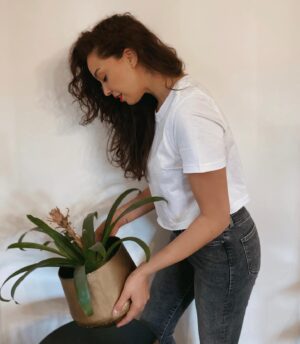 Azra Akın Instagram - Yeni çiçek açmadan yer değişikliği🍃