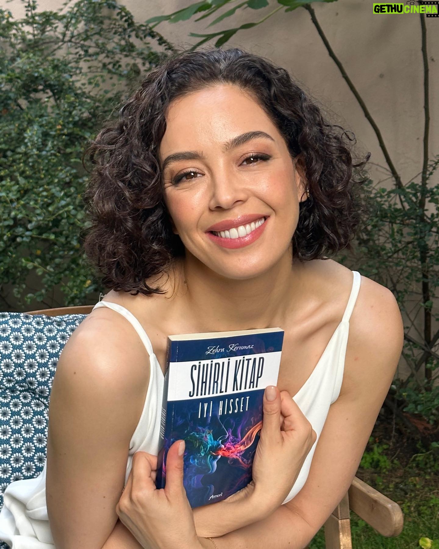 Azra Akın Instagram - “Sihirli Kitap"ı rafta görünce hemen uzandım, "iyi hisset" diyordu kapakta. Merak edip aldım, kitabı okuyorum... Bugün 3. gün ve kitap gerçekten sihirli 😊tavsiye ediyorum, iyi hissettiriyor. 🙏Teşekkürler @zehrakorumaz bilgini ve deneyimlerini bizlere cömertçe aktardığın için...
