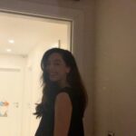 Azra Akın Instagram – 19 yıl önce bugün bu elbiseyle ülkemi temsil ettim. 
Ülkeme dünya güzeli ünvanını getirmemin yanısıra sevgili Cemil İpekçi’nin tasarlayıp diktiği bu çok kıymetli Sümerbank pazeni en iyi kıyafet ödülünü de aldı. 🇹🇷🇹🇷🇹🇷@1cemilipekci 🌹🌹🌹@missworld ♥️