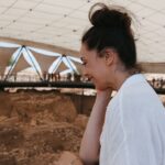 Azra Akın Instagram - Biz geçen haftasonu Ömür ve Gülenay ile Şanlıurfa’ya gittik. Uçaktan iner inmez soluğu Göbeklitepe’de aldık, sonra karnımız acıktı ciğerciye gittik, şahane tatlar denedik. Biber almadan dönmek olmazdı, baharatçıya uğradık. Oradan çıktık Harran evlerine gittik. Harika fotoğraflar çektirdik. Nasıl akşam olduğunu anlamadık bile… Veee bir anda kendimizi Urfa sıra gecelerinde bulduk. Çiğköfte yedik, şıllık tatlısının tadına baktık ve ben kendimi müziğin ritmine bıraktım. Çok mu uzun anlattım:) İşte bunların hepsi birazdan ‘Cumartesi Sürprizi’ ile Show Tv ekranlarında. ‘Pazar Sürprizi’ içinde ayrı sürprizlerimiz var. Onu da ayrıca anlatırız artık değil mi? @omursabuncuoglu
