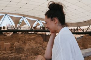 Azra Akın Instagram - Biz geçen haftasonu Ömür ve Gülenay ile Şanlıurfa’ya gittik. Uçaktan iner inmez soluğu Göbeklitepe’de aldık, sonra karnımız acıktı ciğerciye gittik, şahane tatlar denedik. Biber almadan dönmek olmazdı, baharatçıya uğradık. Oradan çıktık Harran evlerine gittik. Harika fotoğraflar çektirdik. Nasıl akşam olduğunu anlamadık bile… Veee bir anda kendimizi Urfa sıra gecelerinde bulduk. Çiğköfte yedik, şıllık tatlısının tadına baktık ve ben kendimi müziğin ritmine bıraktım. Çok mu uzun anlattım:) İşte bunların hepsi birazdan ‘Cumartesi Sürprizi’ ile Show Tv ekranlarında. ‘Pazar Sürprizi’ içinde ayrı sürprizlerimiz var. Onu da ayrıca anlatırız artık değil mi? @omursabuncuoglu