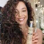 Azra Akın Instagram - Kıvırcıklarımı seviyorum ve onlara özel bir bakım uyguluyorum çünkü kusursuz kalıcı bukleler ve hacimli saçlar için biz kıvırcıkların daha fazla bakıma ihtiyacı oluyor! Kérastase’ın Curl Manifesto serisinin içerisinde bulunan Yeni Zelanda’nın mucizevi Manuka Balı saçlarımı derinlemesine besliyor, seramid ve gliserin içerikleri saçlarımı güçlendiriyor ve kolay şekil almasına yardımcı oluyor. Frangipani Çiçeği ve Beyaz Misk içeren muhteşem kokusu ise gün boyu saçlarımda! 🌸🌸 Curl Manifesto serisini Kérastase danışman salonlarında yakından inceleyebilir ve satın alabilirsiniz. @kerastase_official #CurlManifesto #GüzelliğinManifestosu #isbirligi