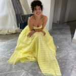 Azra Akın Instagram - Raşit’deyimmm 💛💛💛 📸 @yaseminzk 😘