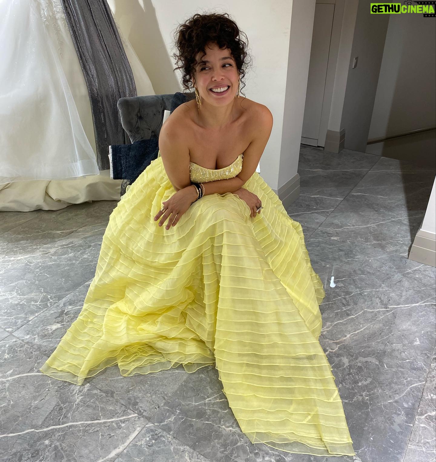 Azra Akın Instagram - Raşit’deyimmm 💛💛💛 📸 @yaseminzk 😘