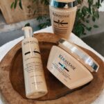 Azra Akın Instagram - Kıvırcıklarımı seviyorum ve onlara özel bir bakım uyguluyorum çünkü kusursuz kalıcı bukleler ve hacimli saçlar için biz kıvırcıkların daha fazla bakıma ihtiyacı oluyor! Kérastase’ın Curl Manifesto serisinin içerisinde bulunan Yeni Zelanda’nın mucizevi Manuka Balı saçlarımı derinlemesine besliyor, seramid ve gliserin içerikleri saçlarımı güçlendiriyor ve kolay şekil almasına yardımcı oluyor. Frangipani Çiçeği ve Beyaz Misk içeren muhteşem kokusu ise gün boyu saçlarımda! 🌸🌸 Curl Manifesto serisini Kérastase danışman salonlarında yakından inceleyebilir ve satın alabilirsiniz. @kerastase_official #CurlManifesto #GüzelliğinManifestosu #isbirligi